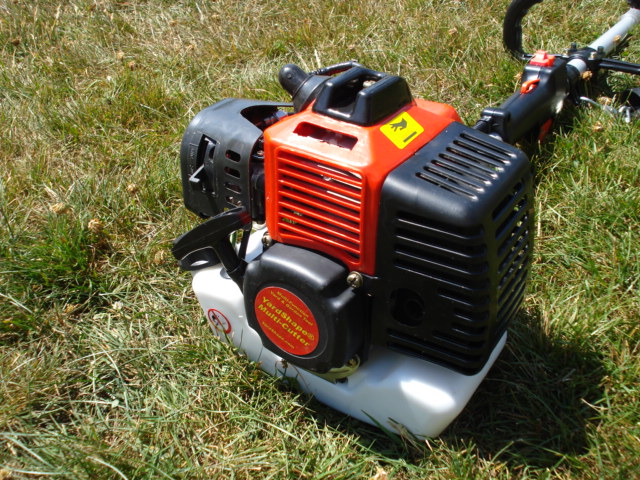 YardShape™ 33cc Extended Reach Multi-Cutter 4-in-1 Set YardShape™ 33cc Extended Reach Multi-Cutter 4-in-1 Set